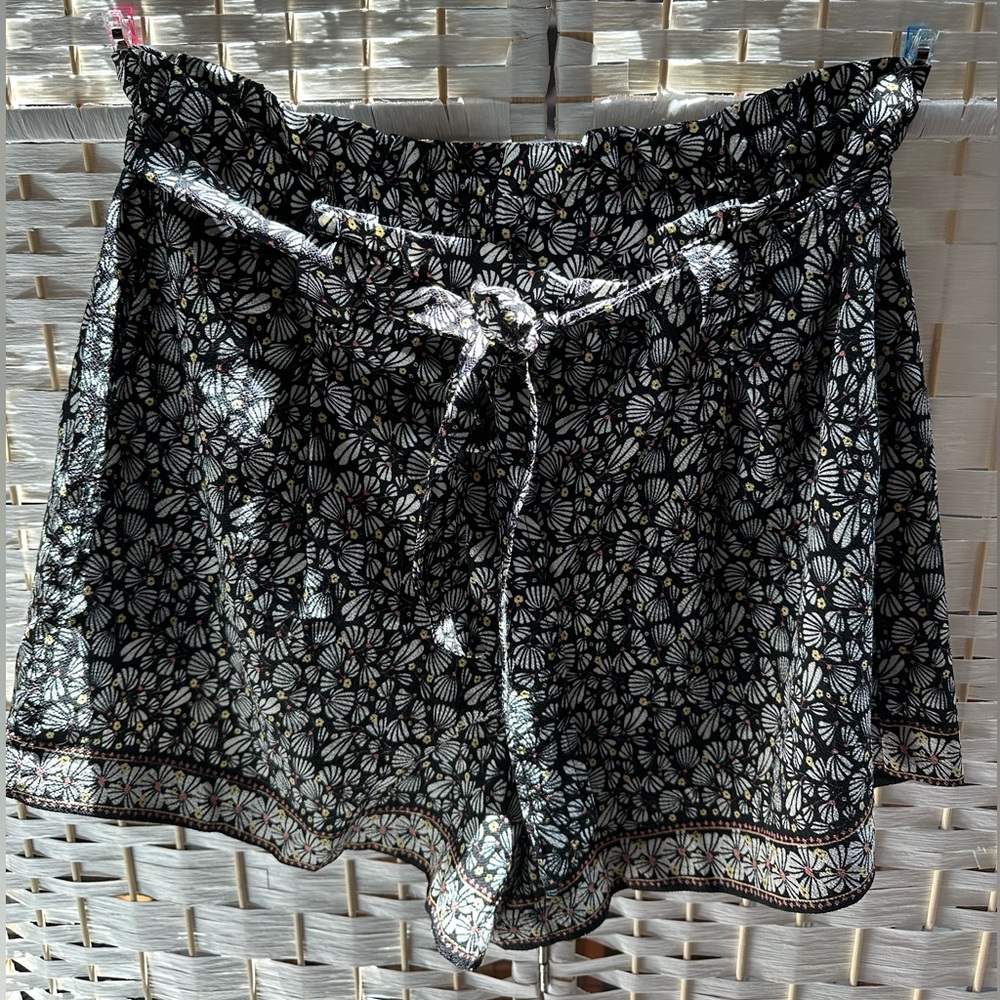 Max Studio Black and White High Waist Shorts size xl like new